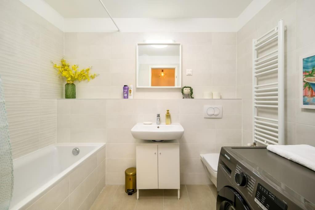 B104 - Liberty Bridge Lovely Home With Free Parking Budapest Esterno foto
